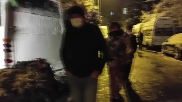 Ümraniye'de freni boşalan midibüs üç araca çarptıktan sonra evin bahçesine girdi Ümraniye'de freni boşalan midibüs üç araca çarptıktan sonra evin bahçesine girdi