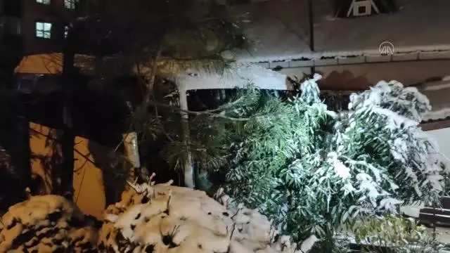 Ümraniye'de freni boşalan midibüs üç araca çarptıktan sonra evin bahçesine girdi Ümraniye'de freni boşalan midibüs üç araca çarptıktan sonra evin bahçesine girdi