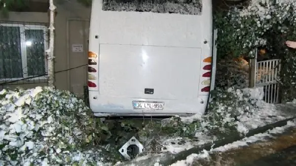 Ümraniye'de freni boşalan minibüs araçlara çarpıp gecekondunun bahçesine uçtu