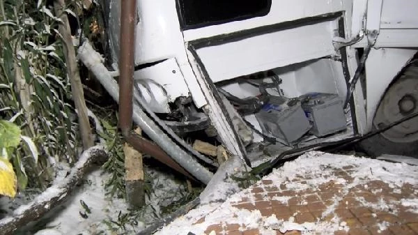 Ümraniye'de freni boşalan minibüs araçlara çarpıp gecekondunun bahçesine uçtu