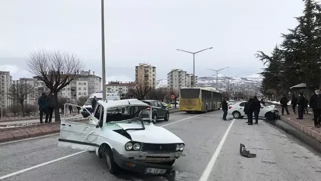 Kazada otomobilden fırlayan sürücüyü ölüme terk edip kaçtı Kazada otomobilden fırlayan sürücüyü ölüme terk edip kaçtı