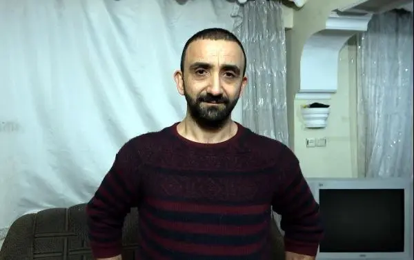 Yaralı kedinin iyileşmesi için 3 gün başında bekledi Yaralı kedinin iyileşmesi için 3 gün başında bekledi