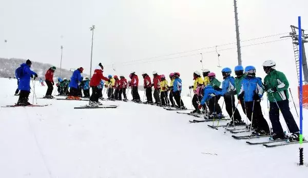 Yıldız Dağı'nda kar 90 santimetreyi buldu, kayak tutkunları akın etti Yıldız Dağı'nda kar 90 santimetreyi buldu, kayak tutkunları akın etti