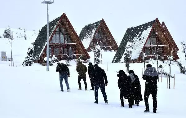 Yıldız Dağı'nda kar 90 santimetreyi buldu, kayak tutkunları akın etti Yıldız Dağı'nda kar 90 santimetreyi buldu, kayak tutkunları akın etti