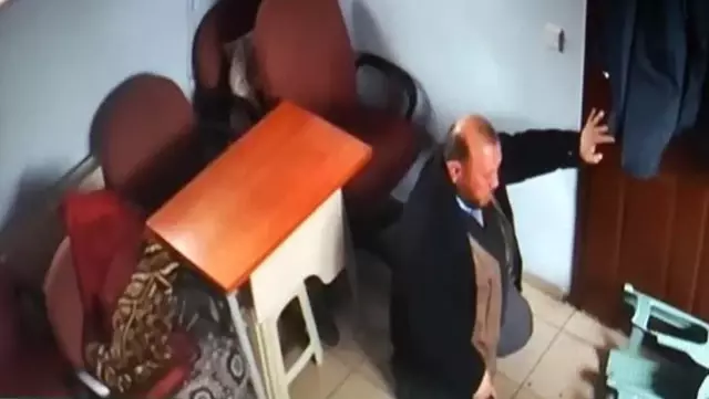 Yürek burkan olay! Yardım istemek için geldiği muhtarlıkta kalp krizinden öldü Yürek burkan olay! Yardım istemek için geldiği muhtarlıkta kalp krizinden öldü