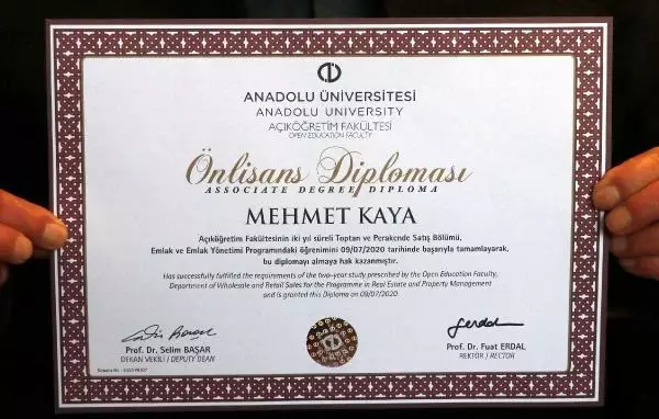 72 yaşında üçüncü üniversite diplomasını aldı