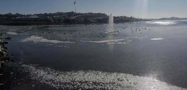 Ankara'da göller ve havuzlar buz tuttu Ankara'da göller ve havuzlar buz tuttu