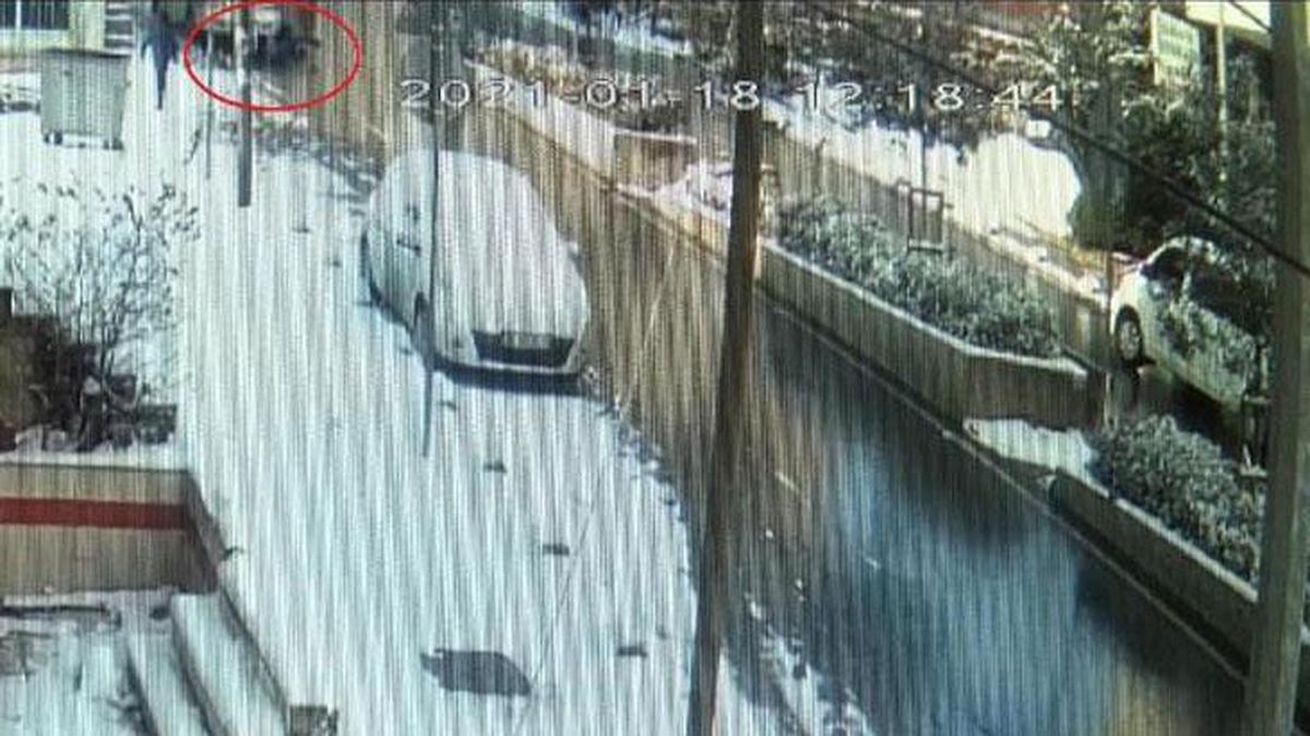 Kayan minibüsü durdurmak isterken metrelerce sürüklendi! Sürücünün ölümden döndüğü o anlar kamerada