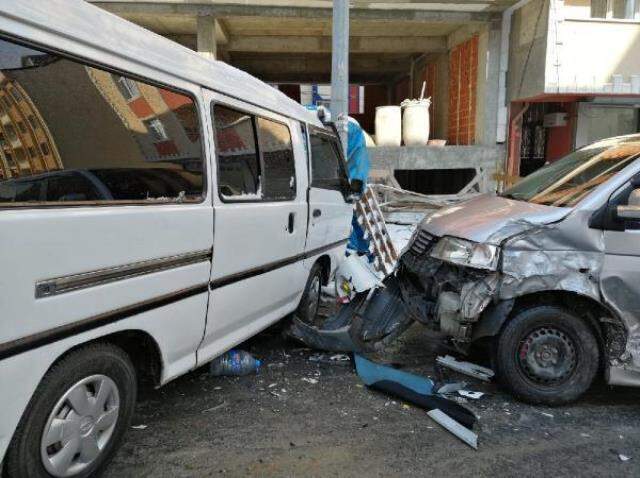 Arnavutköy'de kayan minibüsü durdurmak isteyen sürücü canından oluyordu