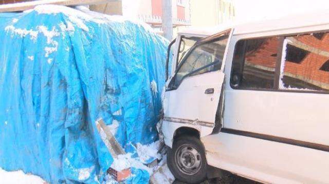 Arnavutköy'de kayan minibüsü durdurmak isteyen sürücü canından oluyordu