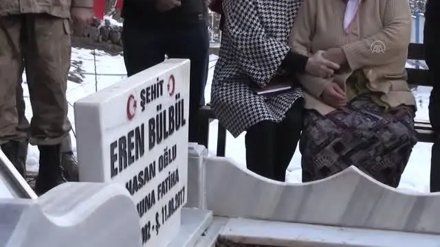 Bakanı Kasapoğlu, şehit Eren Bülbül ve Özkan Sümer'in kabrini ziyaret etti