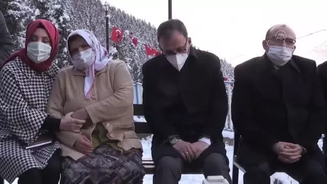 Bakanı Kasapoğlu, şehit Eren Bülbül ve Özkan Sümer'in kabrini ziyaret etti