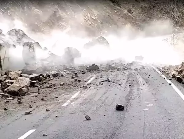 Batman'da, yolu kapatan heyelan kamerada Batman'da, yolu kapatan heyelan kamerada