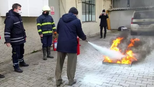 Biga İtfaiyesi'nden, sağlık çalışanlarına yangın söndürme eğitimi Biga İtfaiyesi'nden, sağlık çalışanlarına yangın söndürme eğitimi