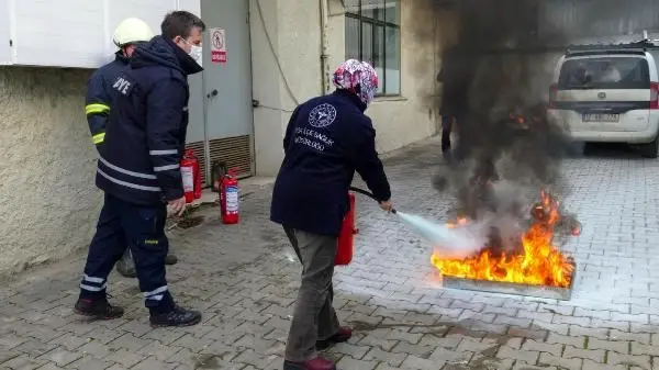 Biga İtfaiyesi'nden, sağlık çalışanlarına yangın söndürme eğitimi Biga İtfaiyesi'nden, sağlık çalışanlarına yangın söndürme eğitimi
