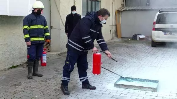 Biga İtfaiyesi'nden, sağlık çalışanlarına yangın söndürme eğitimi Biga İtfaiyesi'nden, sağlık çalışanlarına yangın söndürme eğitimi