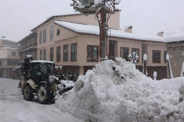 Bitlis'te kar yağışı kenti esir aldı! 290 köy yoluna ulaşım sağlanamıyor