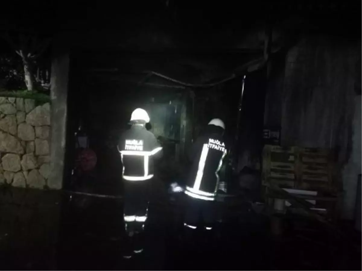 Bodrum'da iş yerinin deposunda yangın paniği