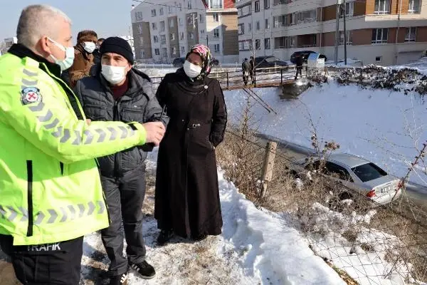 Buzda kayan otomobil, sulama kanalına uçtu Buzda kayan otomobil, sulama kanalına uçtu
