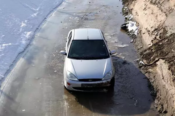 Buzda kayan otomobil, sulama kanalına uçtu Buzda kayan otomobil, sulama kanalına uçtu