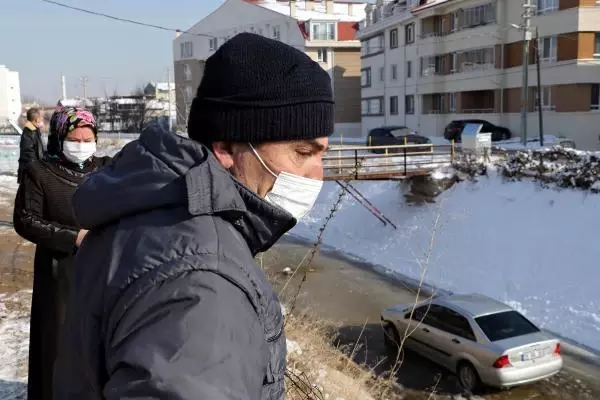 Buzda kayan otomobil, sulama kanalına uçtu Buzda kayan otomobil, sulama kanalına uçtu