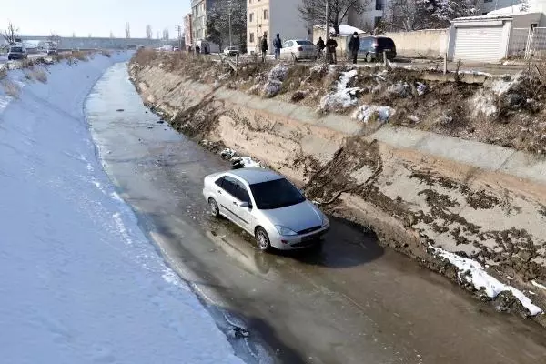 Buzda kayan otomobil, sulama kanalına uçtu Buzda kayan otomobil, sulama kanalına uçtu
