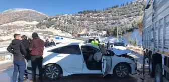 Buzlanan yolda otomobil, kamyonete çarptı; öğretmen, annesi ve kardeşi yaralı