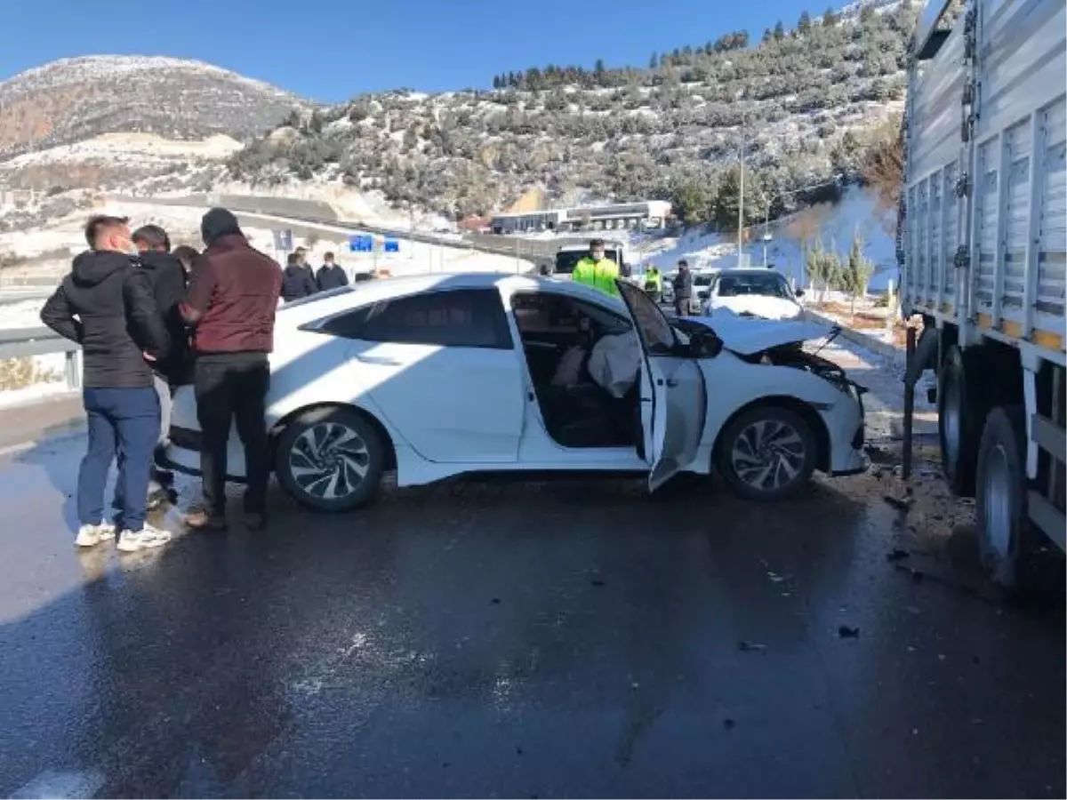 Buzlanan yolda otomobil, kamyonete çarptı; öğretmen, annesi ve kardeşi yaralı
