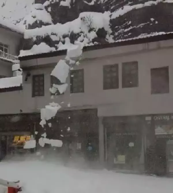 Çatıdaki kar şelale gibi aktı Çatıdaki kar şelale gibi aktı