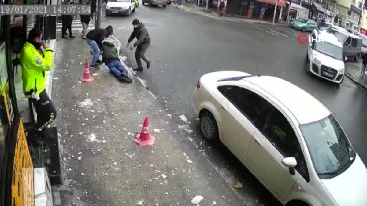 Son dakika haberi: Şişli'de bir kişinin başına buz sarkıtı düştüğü an kamerada