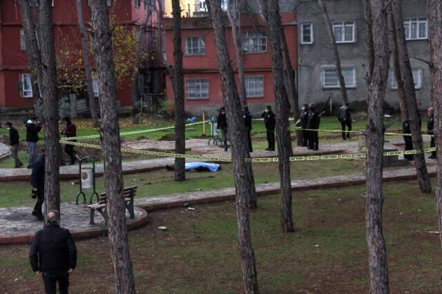 Çocuk parkında kan donduran görüntü: 2 kurşunla öldürülmüş cansız beden bulundu Çocuk parkında kan donduran görüntü: 2 kurşunla öldürülmüş cansız beden bulundu