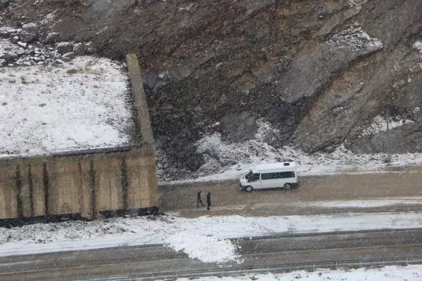 Çukurca yolundaki çığ tünelleri hayat kurtarıyor Çukurca yolundaki çığ tünelleri hayat kurtarıyor