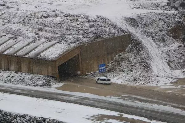 Çukurca yolundaki çığ tünelleri hayat kurtarıyor Çukurca yolundaki çığ tünelleri hayat kurtarıyor