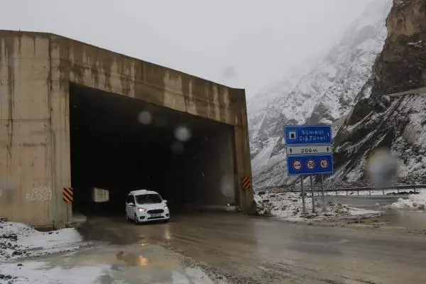 Çukurca yolundaki çığ tünelleri hayat kurtarıyor Çukurca yolundaki çığ tünelleri hayat kurtarıyor