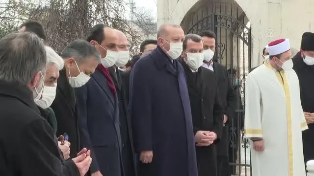 Cumhurbaşkanı Erdoğan, Erbakan'ın kabrini ziyaret etti Cumhurbaşkanı Erdoğan, Erbakan'ın kabrini ziyaret etti