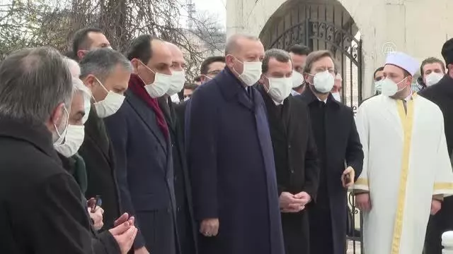 Cumhurbaşkanı Erdoğan, Erbakan'ın kabrini ziyaret etti Cumhurbaşkanı Erdoğan, Erbakan'ın kabrini ziyaret etti