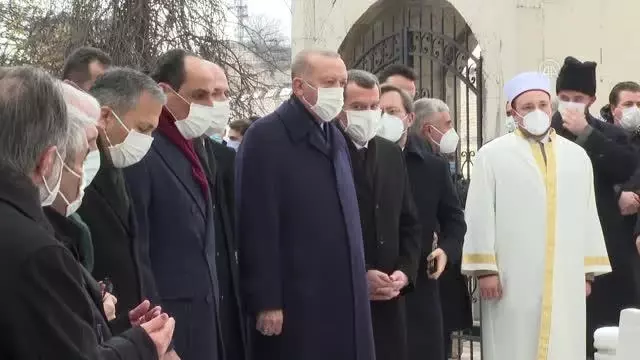 Cumhurbaşkanı Erdoğan, Erbakan'ın kabrini ziyaret etti Cumhurbaşkanı Erdoğan, Erbakan'ın kabrini ziyaret etti