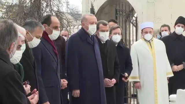 Cumhurbaşkanı Erdoğan, Erbakan'ın kabrini ziyaret etti Cumhurbaşkanı Erdoğan, Erbakan'ın kabrini ziyaret etti