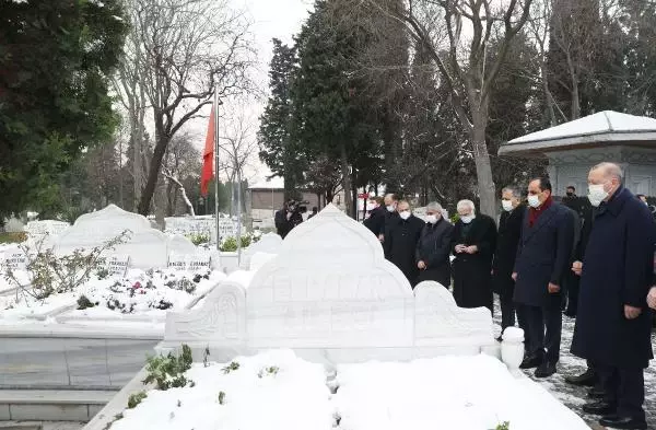 Cumhurbaşkanı Erdoğan, Erbakan'ın kabrini ziyaret etti Cumhurbaşkanı Erdoğan, Erbakan'ın kabrini ziyaret etti