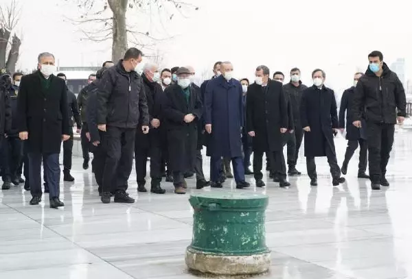 Cumhurbaşkanı Erdoğan, Erbakan'ın kabrini ziyaret etti Cumhurbaşkanı Erdoğan, Erbakan'ın kabrini ziyaret etti