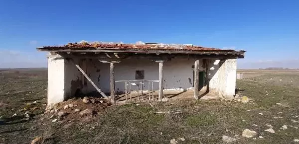 Defineciler iki türbeye zarar verdi Defineciler iki türbeye zarar verdi