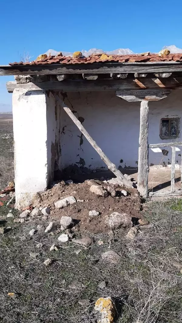 Defineciler iki türbeye zarar verdi Defineciler iki türbeye zarar verdi