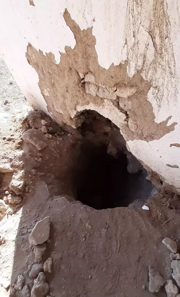 Defineciler iki türbeye zarar verdi Defineciler iki türbeye zarar verdi
