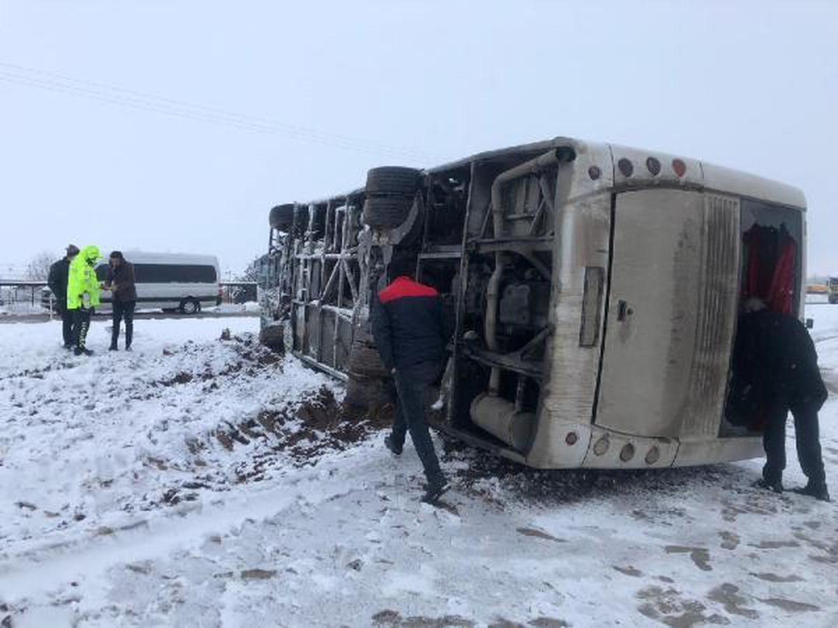 Diyarbakır'da servis midibüsü, karlı yolda devrildi: 11 yaralı