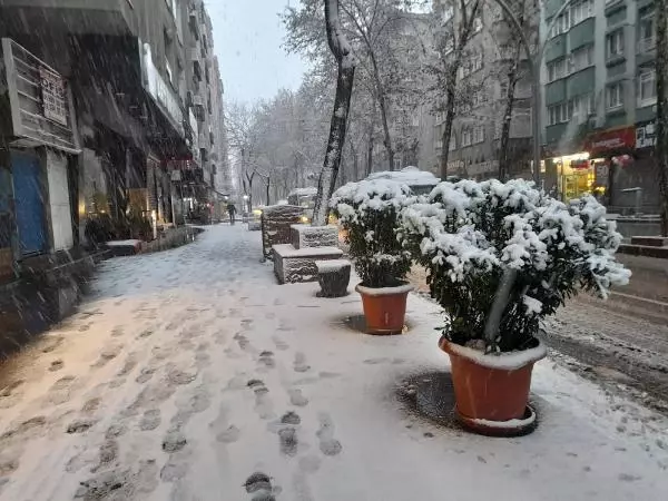 Diyarbakır'da yılın ilk karı, yaşamı olumsuz etkiledi Diyarbakır'da yılın ilk karı, yaşamı olumsuz etkiledi