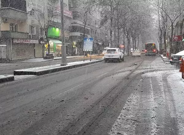 Diyarbakır'da yılın ilk karı, yaşamı olumsuz etkiledi Diyarbakır'da yılın ilk karı, yaşamı olumsuz etkiledi