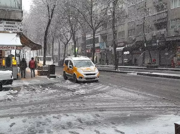 Diyarbakır'da yılın ilk karı, yaşamı olumsuz etkiledi Diyarbakır'da yılın ilk karı, yaşamı olumsuz etkiledi