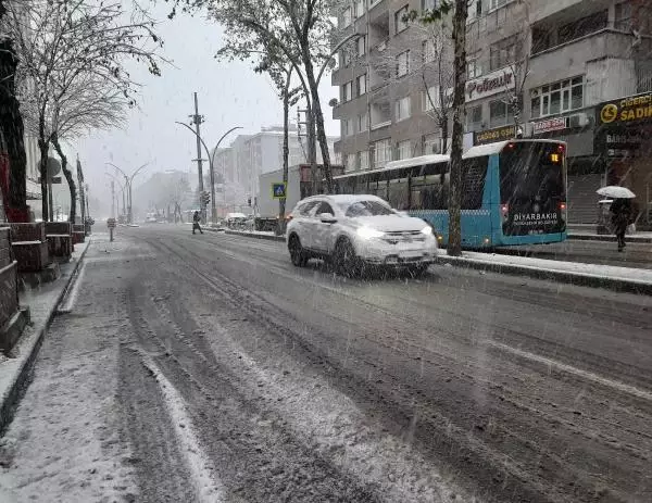 Diyarbakır'da yılın ilk karı, yaşamı olumsuz etkiledi Diyarbakır'da yılın ilk karı, yaşamı olumsuz etkiledi