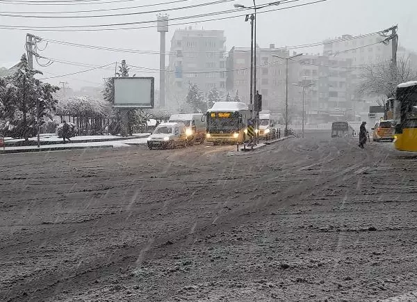Diyarbakır'da yılın ilk karı, yaşamı olumsuz etkiledi Diyarbakır'da yılın ilk karı, yaşamı olumsuz etkiledi