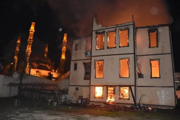 Cayır cayır yanan tarihi müftülük binası kullanılamaz hale geldi Cayır cayır yanan tarihi müftülük binası kullanılamaz hale geldi